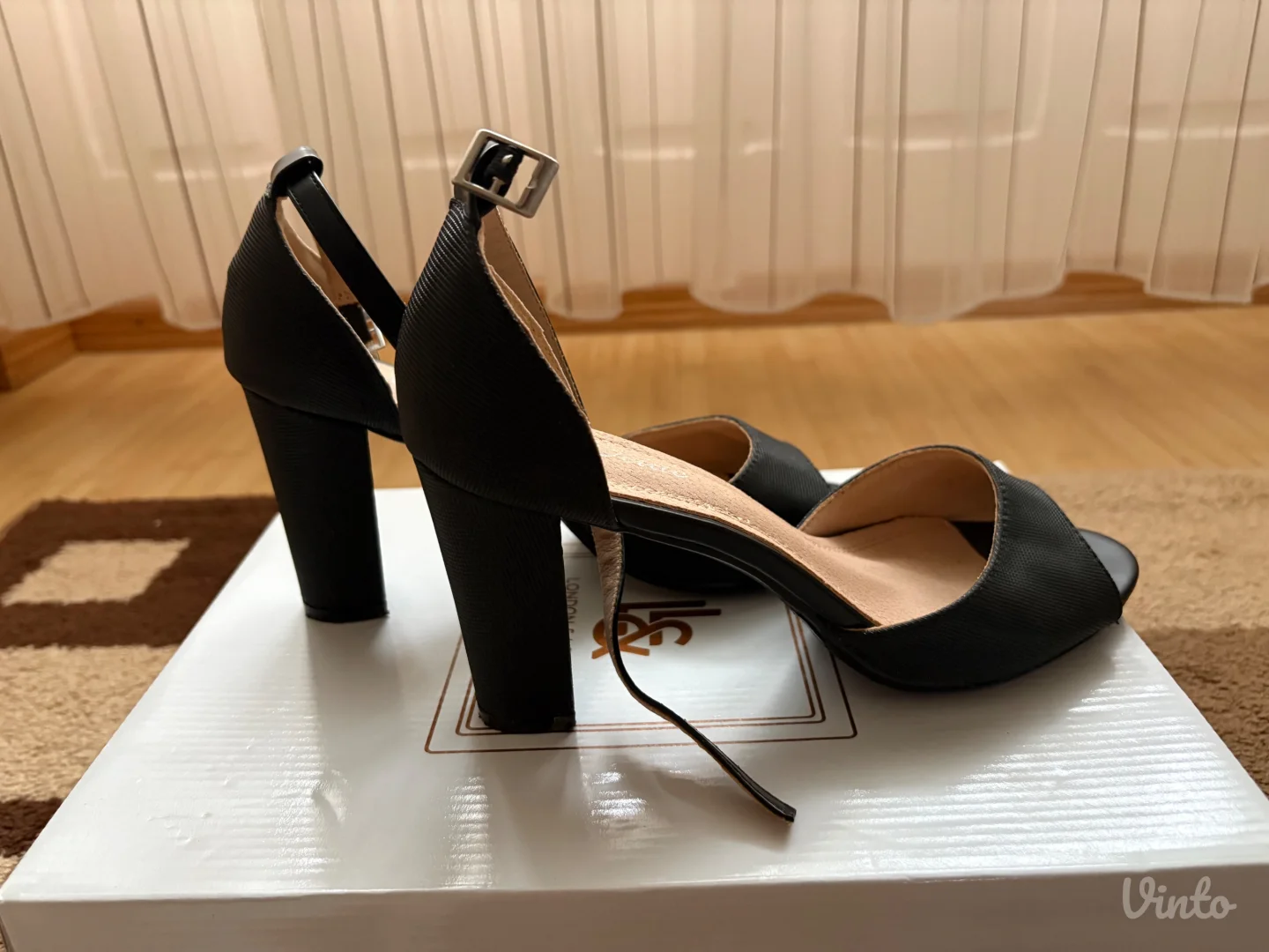 Crne ženske štikle