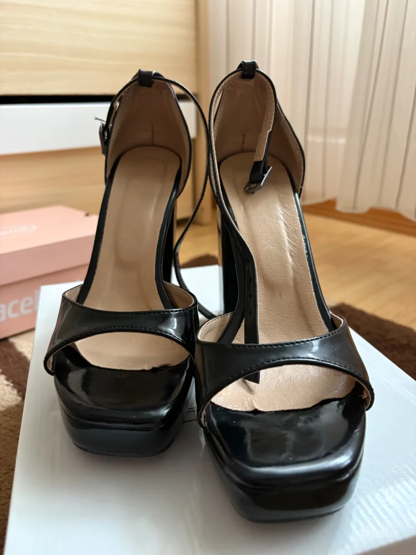 Crne ženske štikle