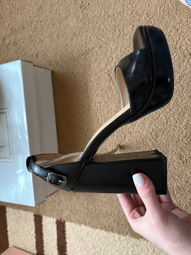 Crne ženske štikle