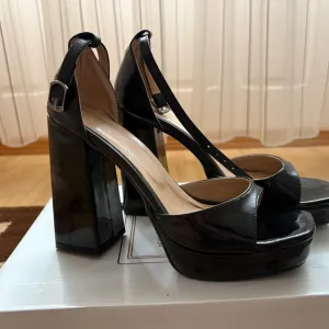 Crne ženske štikle