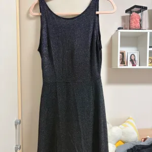 Crna šljokičava haljina