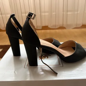 Crne ženske štikle