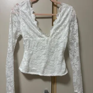 Bela čipka majica