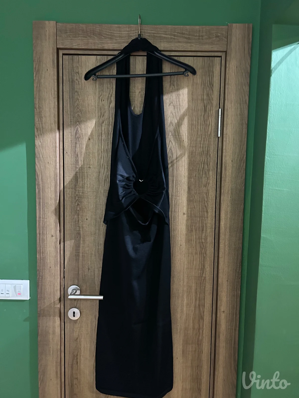 Crna uska midi halterneck haljina sa golim ledjima zara