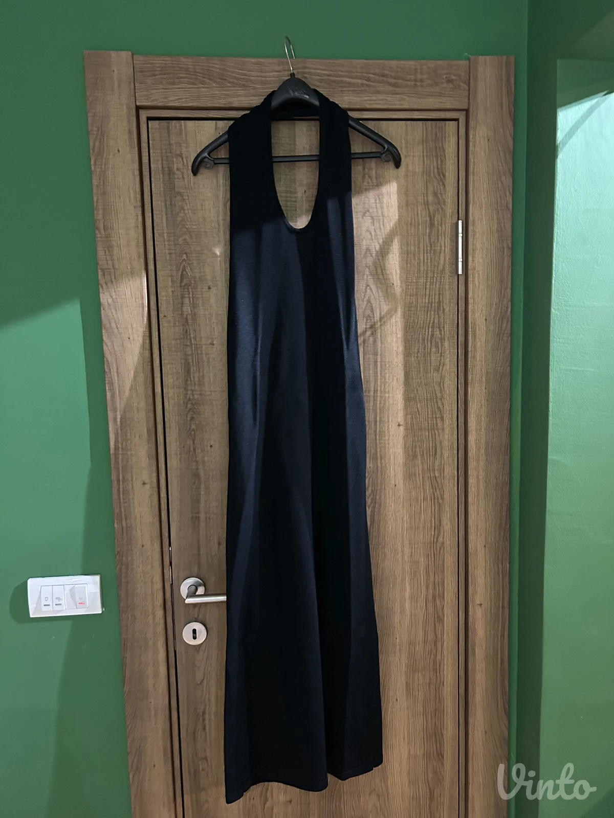 Crna uska midi halterneck haljina sa golim ledjima zara