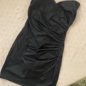 Guess svečana crna haljina