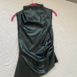 Asimetrični kožni top