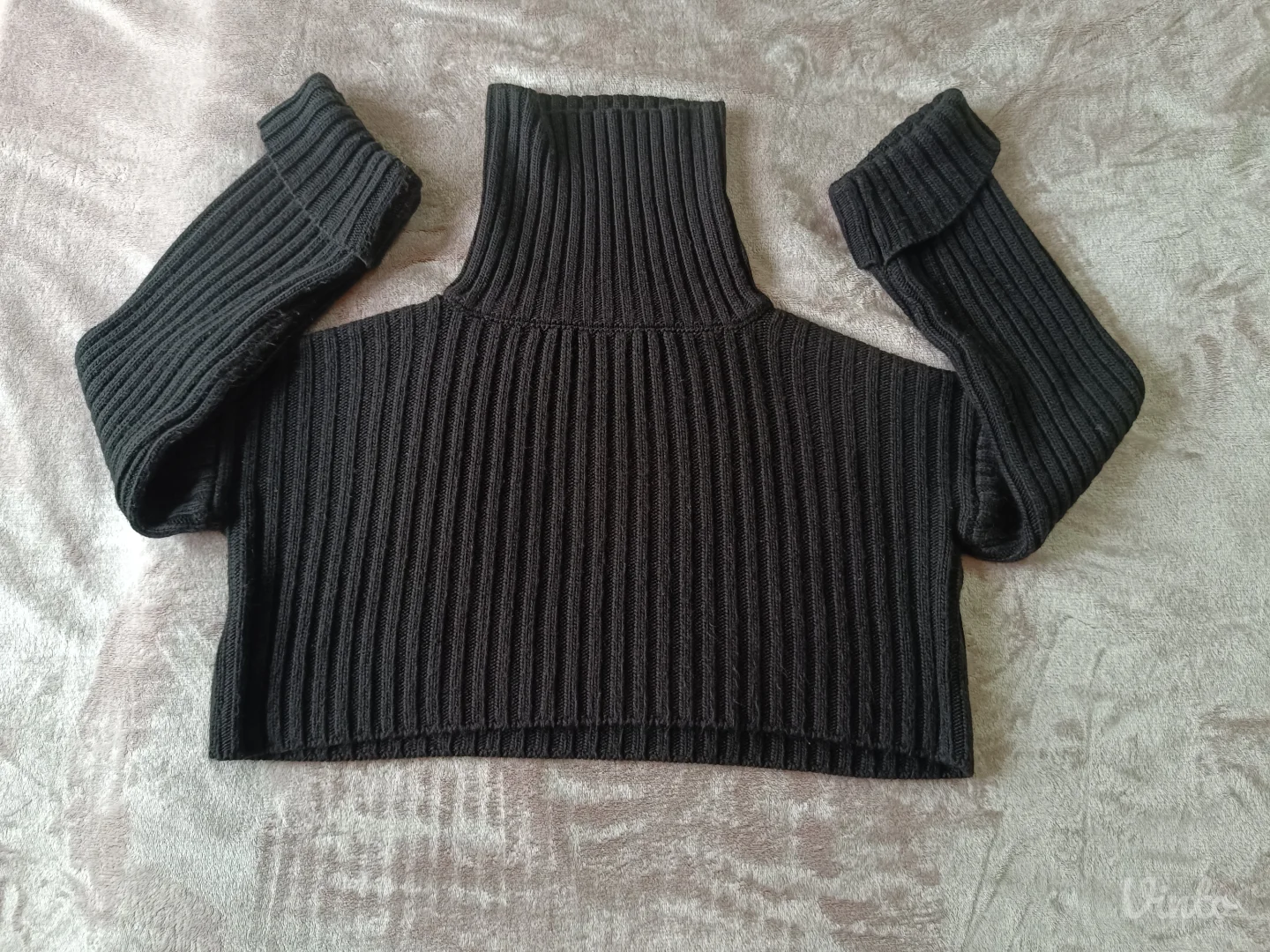 Crni crop-top džemper