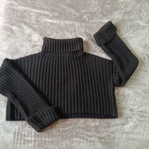 Crni crop-top džemper