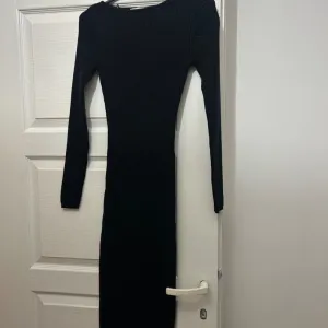 Zara - uska duga crna haljina