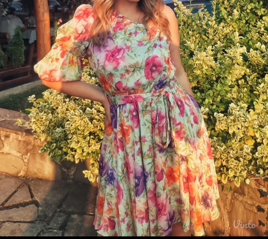Cvetna lepršava haljina