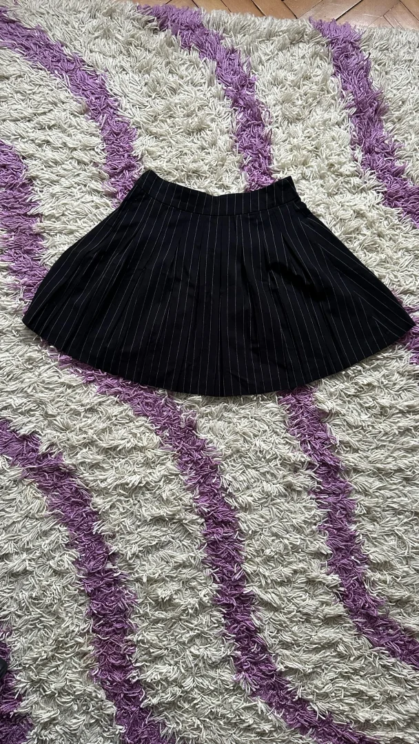 crna suknja na pruge - new yorker