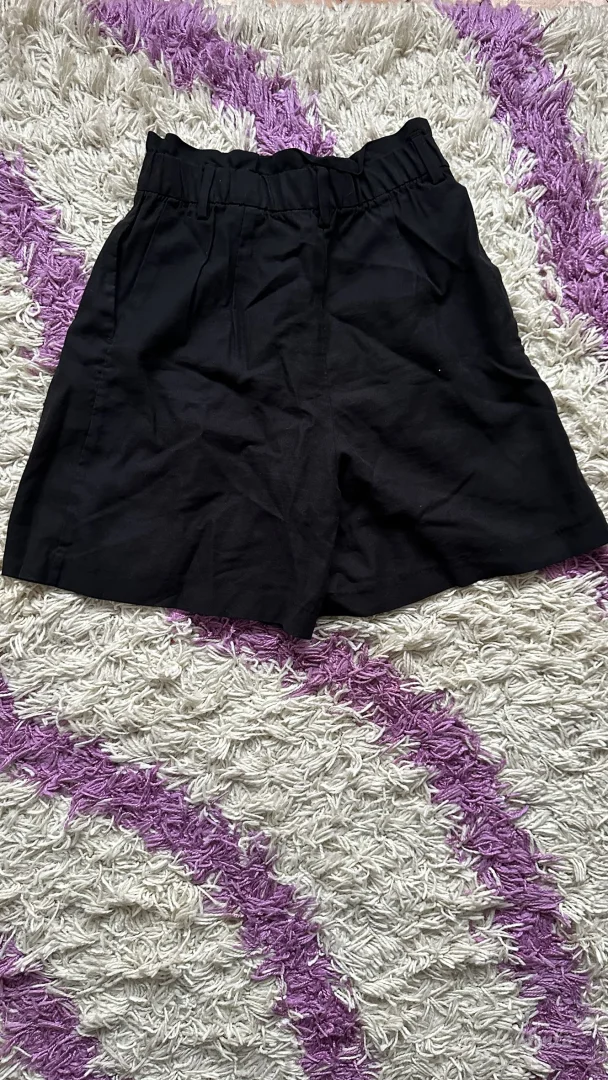 crni šorc - h&m
