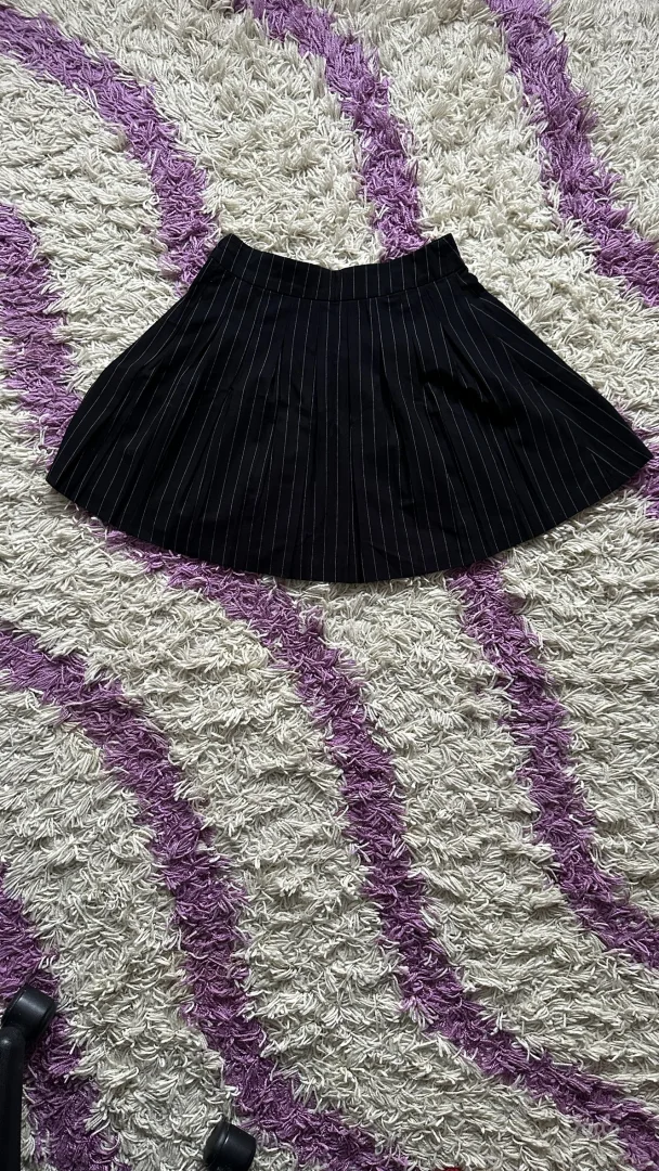 crna suknja na pruge - new yorker