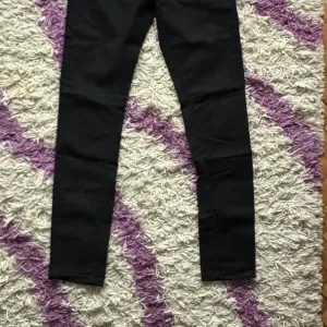 crne pantalone, c-in-c