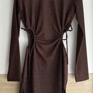 braon šljokičasta haljina - h&m