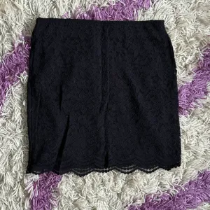 crna čipkasta suknja - H&M