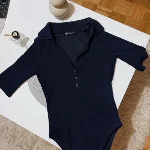 Zara trget bodi sa dugmicima