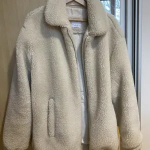 Bershka teddy jaknica