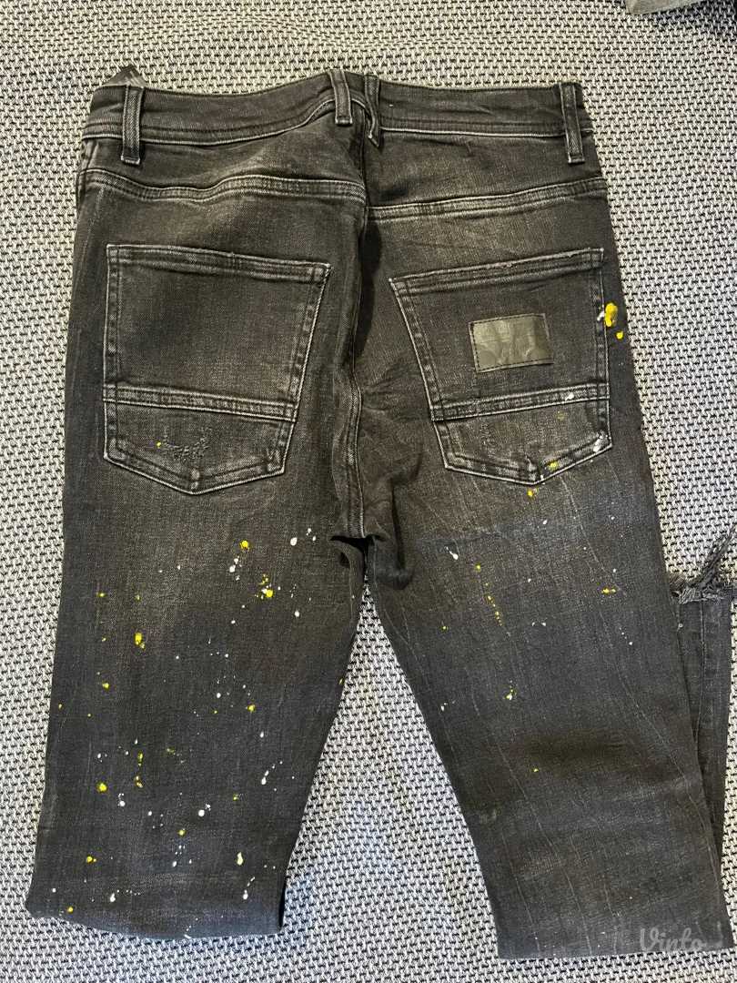 Zara crne farmerke sa printom