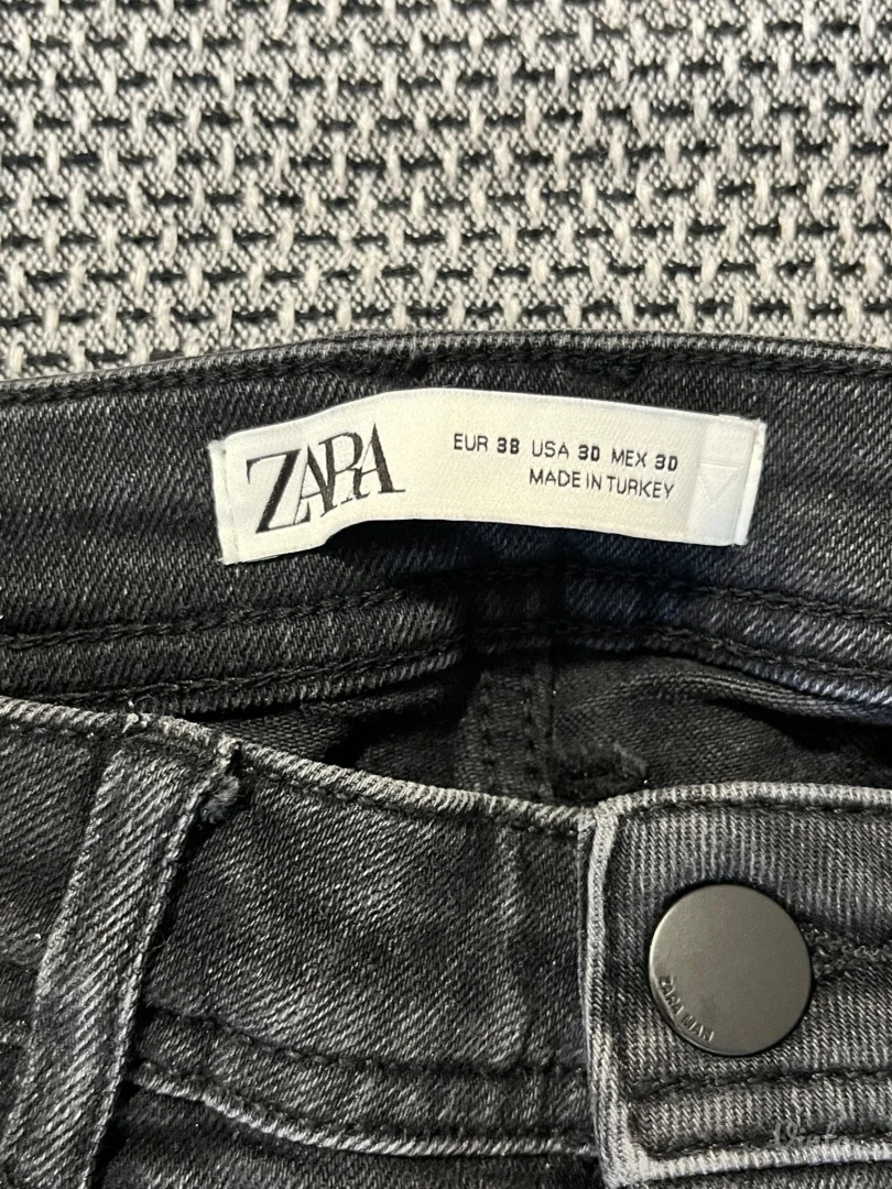 Zara crne farmerke sa printom