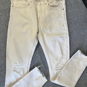 Bershka bele farmerke