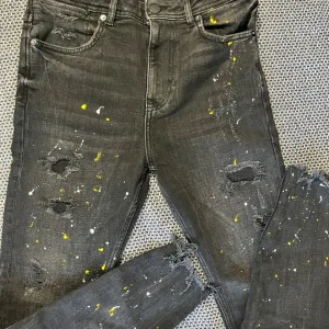 Zara crne farmerke sa printom