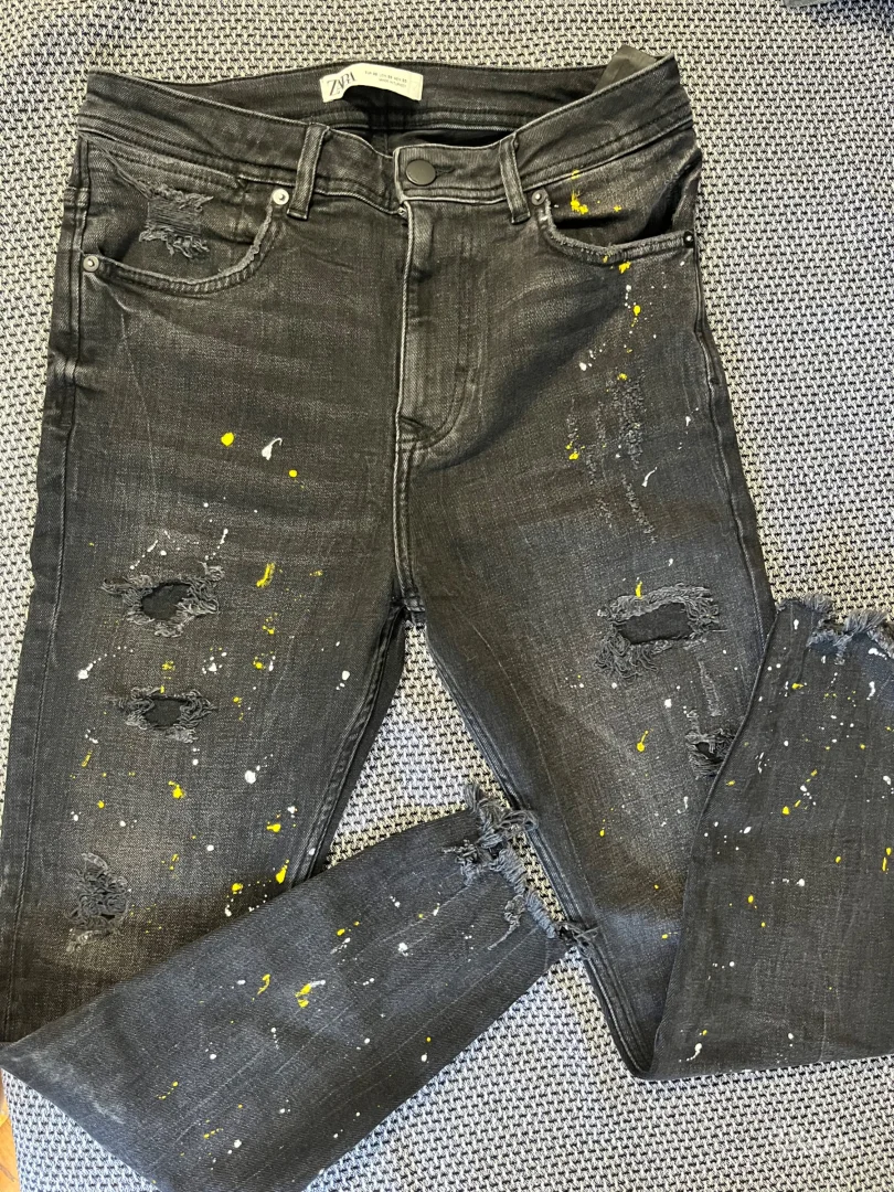 Zara crne farmerke sa printom