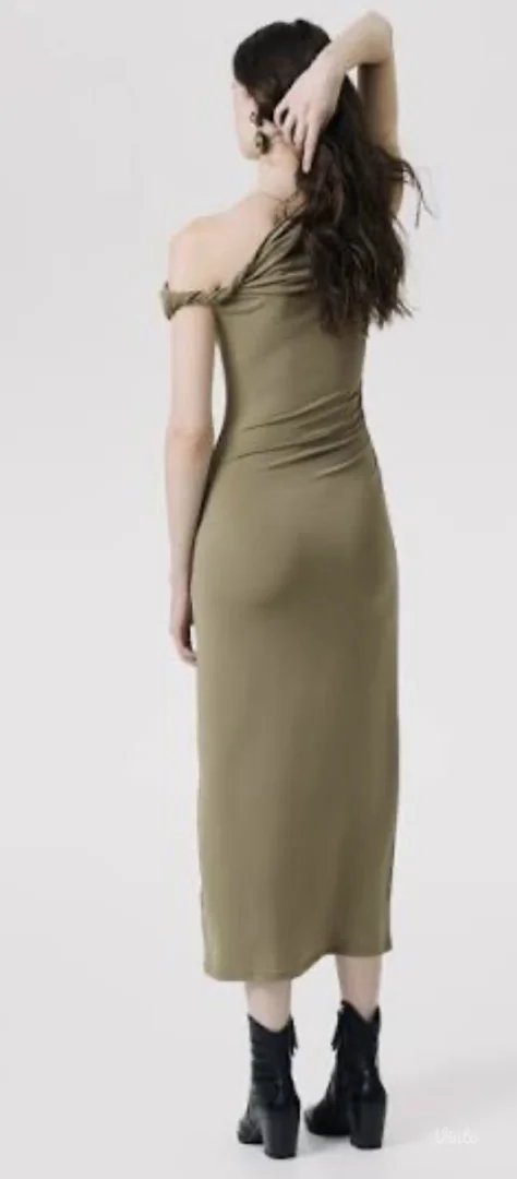 Maslinasta haljina na jedno rame (H&M)