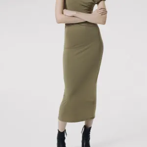 Maslinasta haljina na jedno rame (H&M)