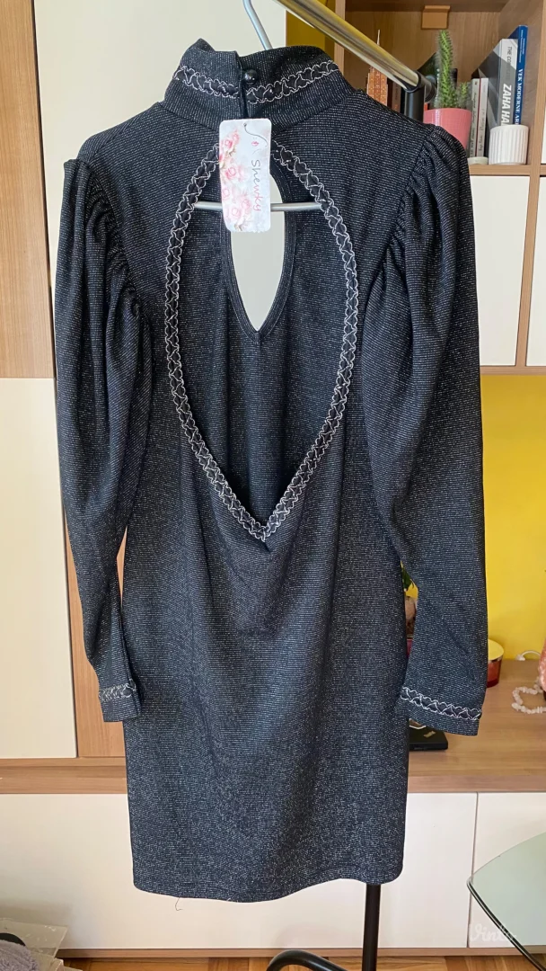 Šljokičava haljina otvorenih leđa