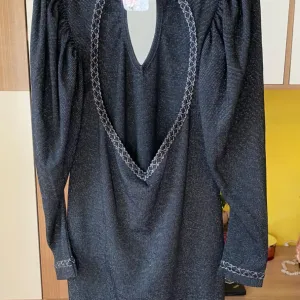 Šljokičava haljina otvorenih leđa