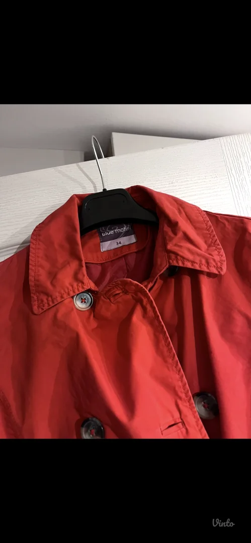 Blue motion crveni mantil