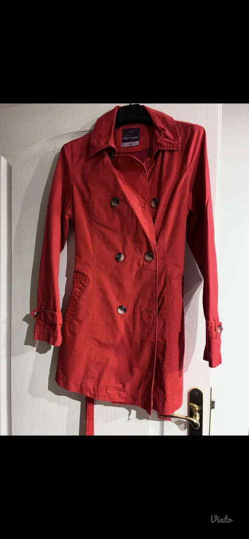 Blue motion crveni mantil