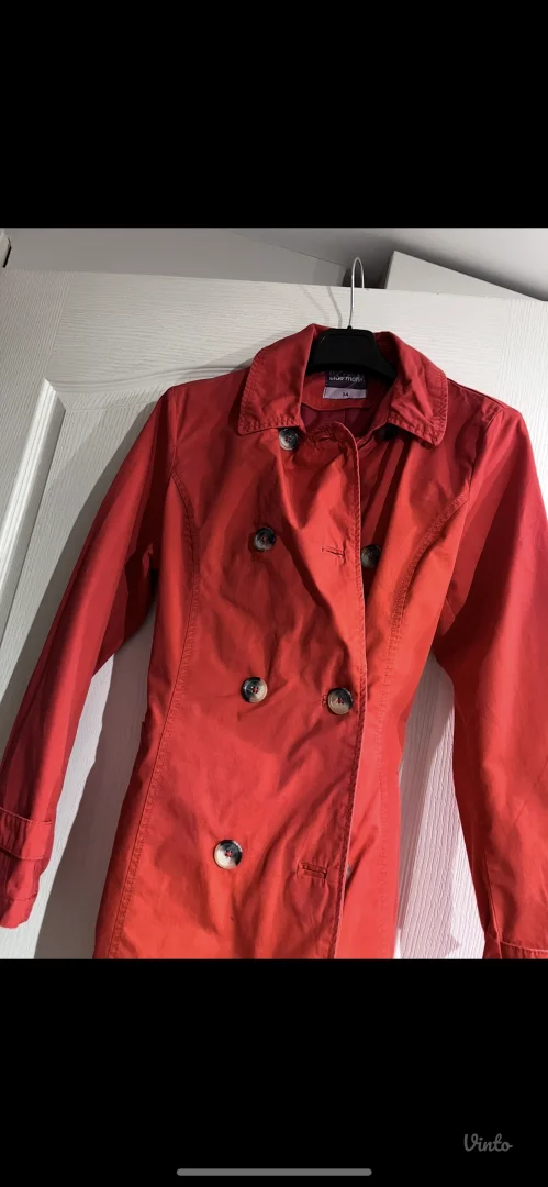 Blue motion crveni mantil