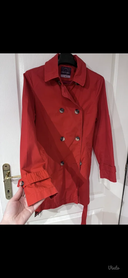 Blue motion crveni mantil