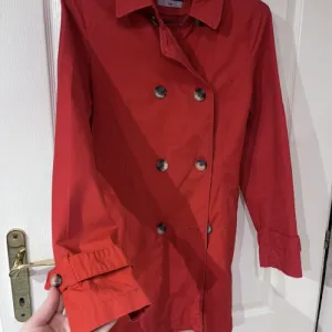 Blue motion crveni mantil