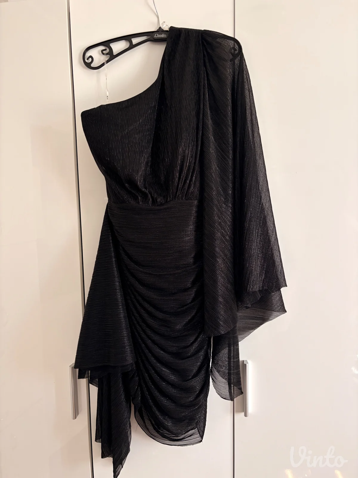 Elegantna crna haljina