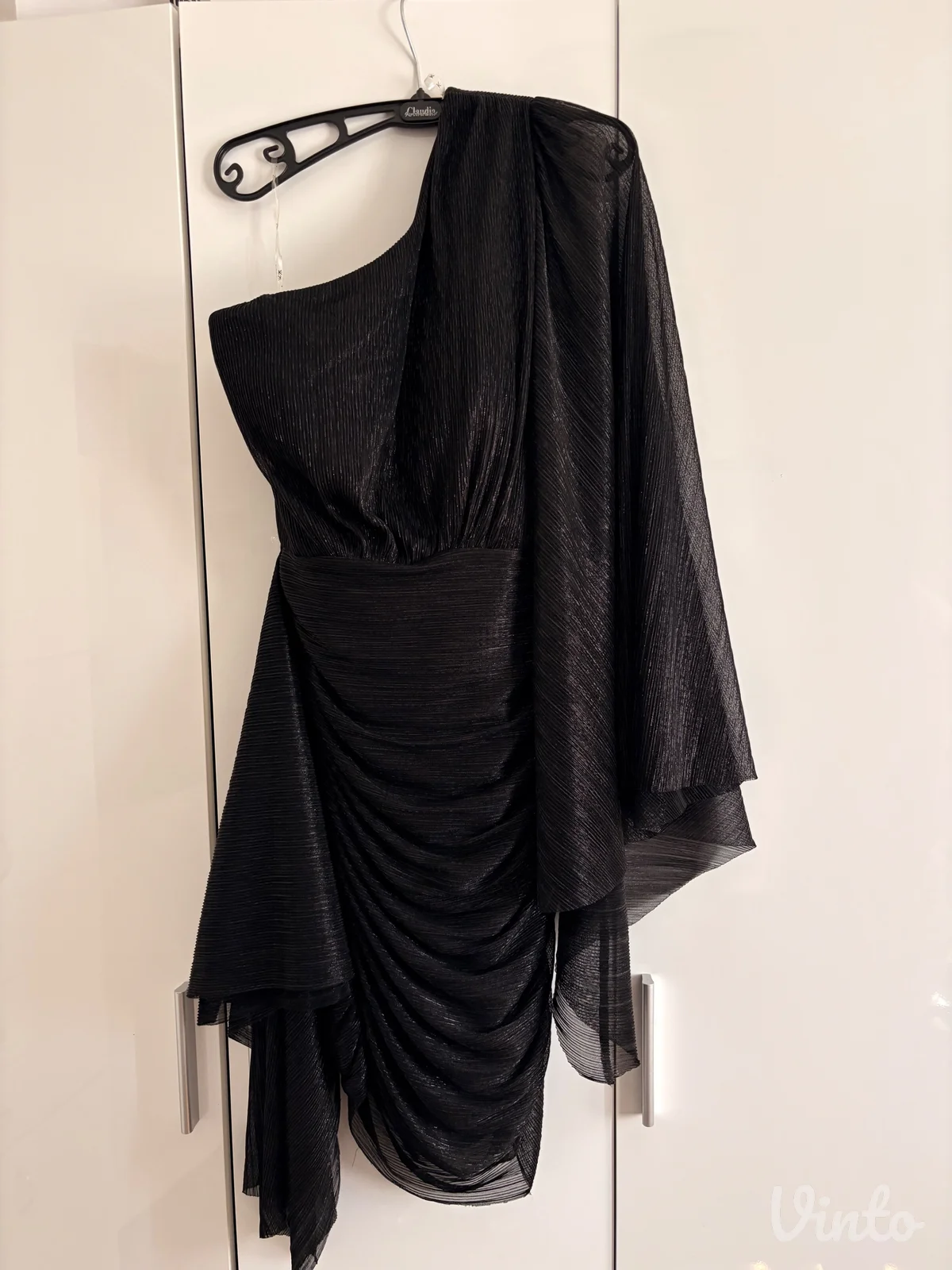 Elegantna crna haljina