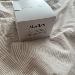 Medik8 total moisture krema