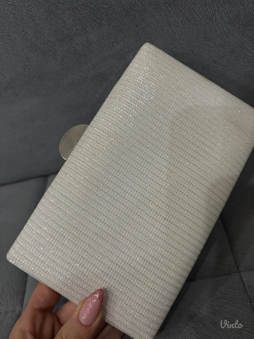 šljokičava bela torbica