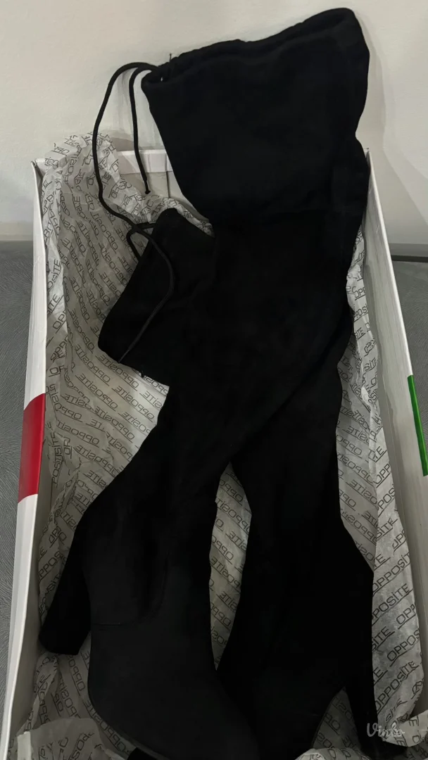 Crne čizme na stiklu