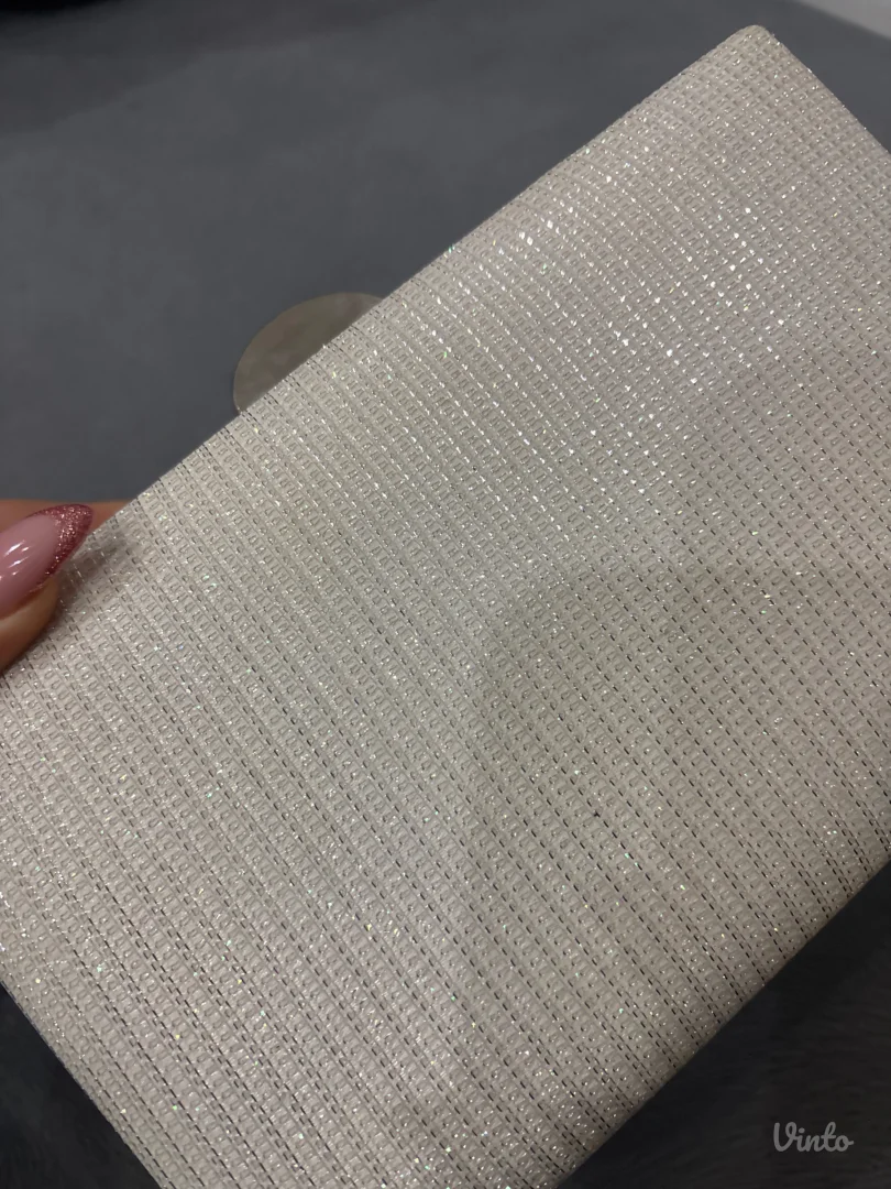 šljokičava bela torbica