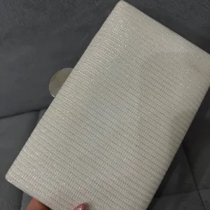 šljokičava bela torbica