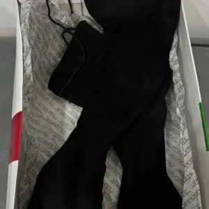 Crne čizme na stiklu