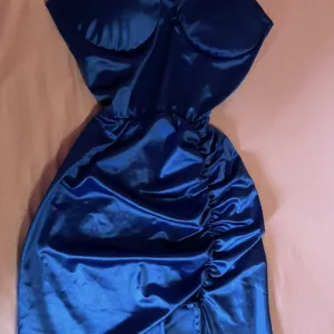 Uska, svilena haljina