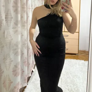 Dugačka elegantna crna haljina