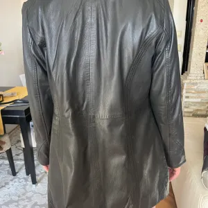 Kožna jakna sa etiketom