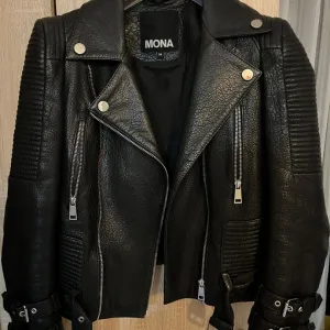 Mona - crna kožna jakna