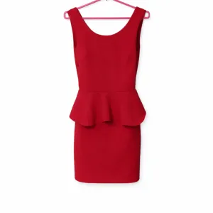 Kratka crvena haljina